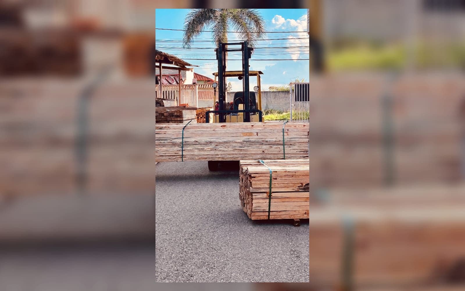 Empilhadeira movimentando madeiras para entrega sob consulta